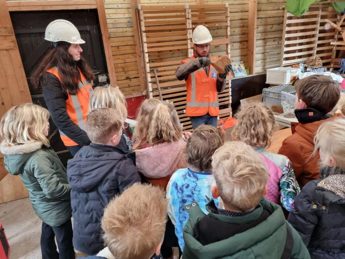 23 3 23 schoolkinderen in het park