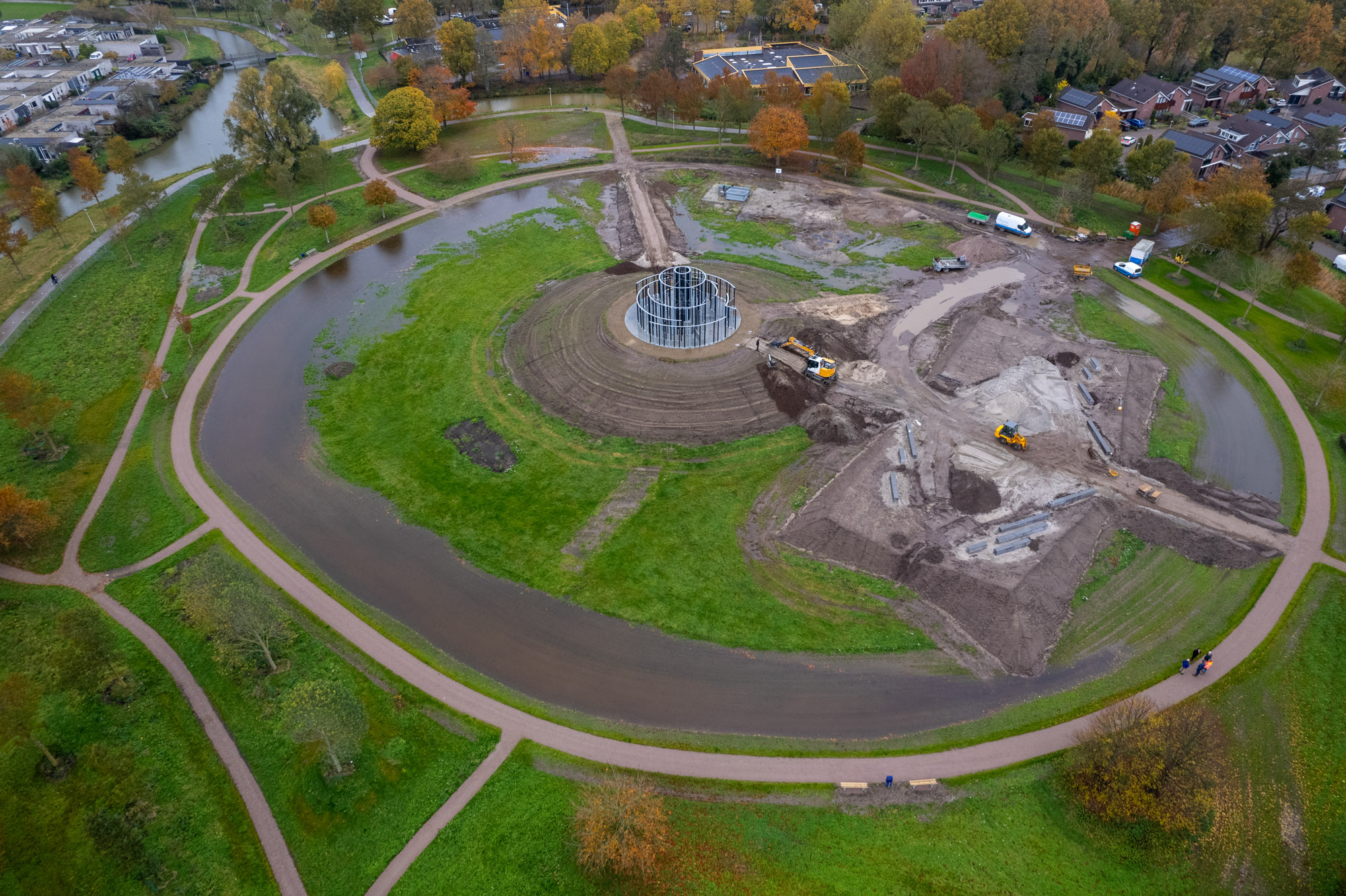 De herinrichting van het Stinspark, met daarin resten van kasteel De Voorst, verloopt voorspoedig. De droge gracht rond de motte blijkt bij zware regenval rechter niet droog te blijven, waardoor een de toepaasing van een drainagesysteem noodzakelijk is. RM 46187.